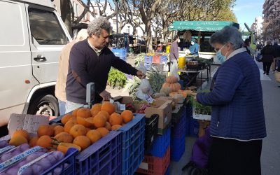 Dos parades al mercat d’Oliva dels divendres on fa goig comprar producte de temporada acabat de collir